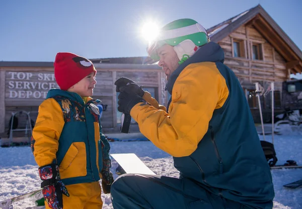 Fiatal Boldog Apa Készül Kis Fia Első Alkalommal Snowboard Napsütéses — Stock Fotó