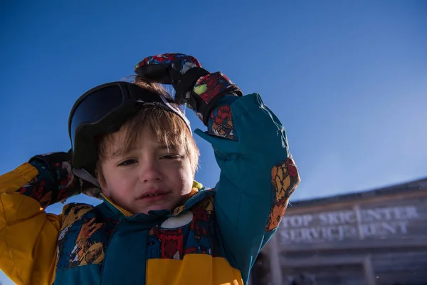 Niño Pequeño Que Tiene Problema Con Las Gafas Esquí Durante —  Fotos de Stock