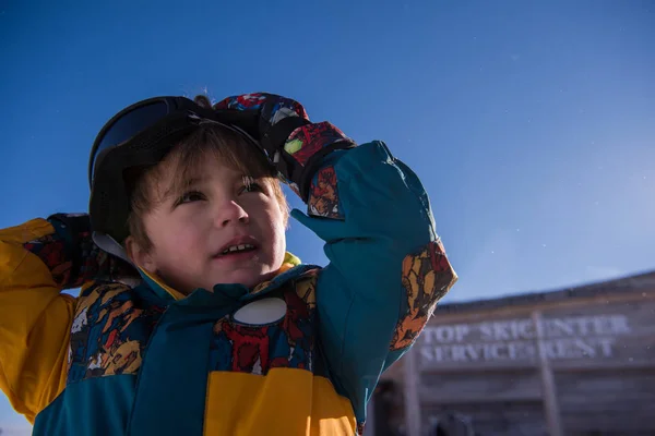 Kleine Jongen Een Probleem Met Ski Goggles Tijdens Wintervakantie Prachtige — Stockfoto