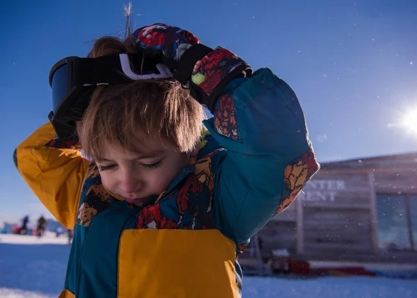 Kleine Jongen Een Probleem Met Ski Goggles Tijdens Wintervakantie Prachtige — Stockfoto