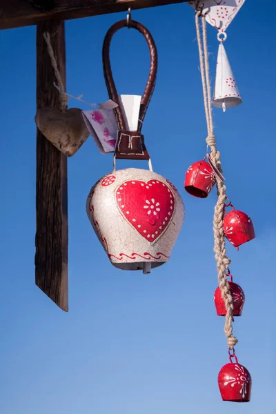 传统的牛铃作为家庭装饰或礼物挂在木梁与蓝天的背景 — 图库照片