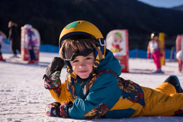 Malý Chlapec Snowboardista Baví Vleže Sněhu Během Zimní Dovolené Lyžařské — Stock fotografie