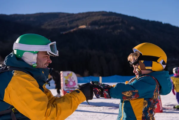 Jovem Pai Feliz Preparando Seu Filho Pela Primeira Vez Snowboard — Fotografia de Stock