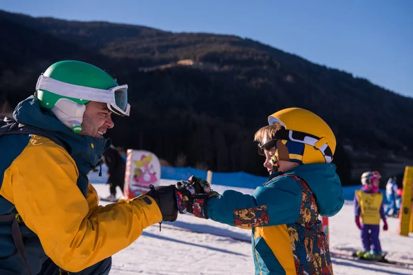 Jovem Pai Feliz Preparando Seu Filho Pela Primeira Vez Snowboard — Fotografia de Stock