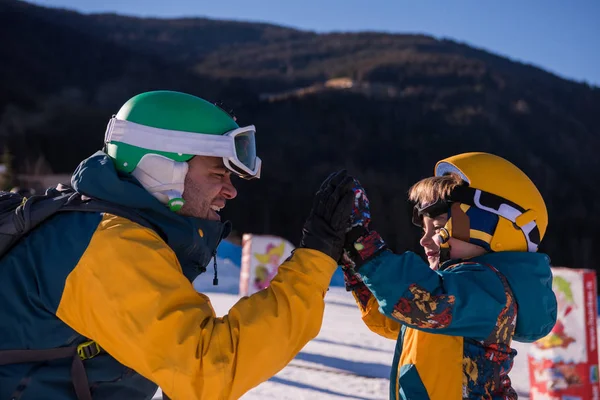 Jovem Pai Feliz Preparando Seu Filho Pela Primeira Vez Snowboard — Fotografia de Stock