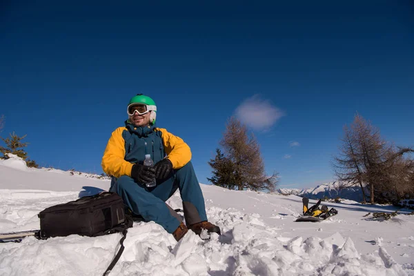 Snowboardzista Relaks Pozowanie Słoneczny Dzień Sezonie Zimowym Niebieskim Niebem Tle — Zdjęcie stockowe