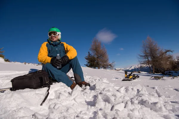 Snowboardista Relaxační Pózování Slunečný Den Zimní Sezóně Modrou Oblohou Pozadí — Stock fotografie