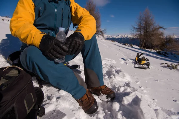 Snowboarder Relajante Posando Día Soleado Temporada Invierno Con Cielo Azul —  Fotos de Stock