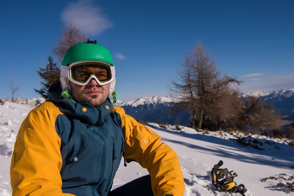 在冬季阳光明媚的日子 在蓝天的背景下 滑雪板上的人放松和摆姿势 — 图库照片