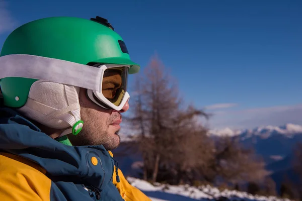 Snowboardzista Relaks Pozowanie Słoneczny Dzień Sezonie Zimowym Niebieskim Niebem Tle — Zdjęcie stockowe