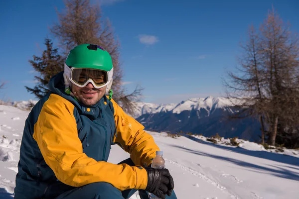 Snowboardista Relaxační Pózování Slunečný Den Zimní Sezóně Modrou Oblohou Pozadí — Stock fotografie