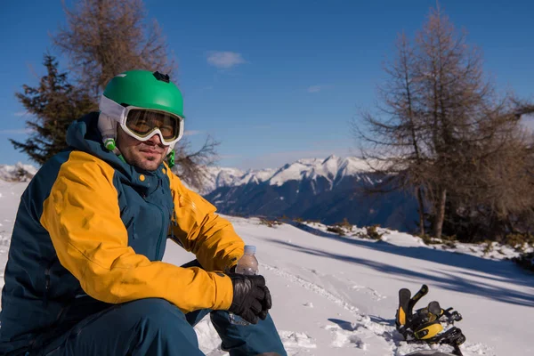 Snowboarder Relaxante Posando Dia Ensolarado Temporada Inverno Com Céu Azul — Fotografia de Stock