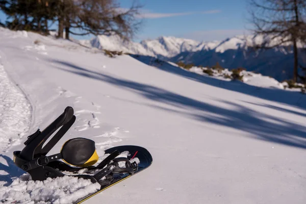 Snowboard Sulla Neve Con Montagne Assolate Cielo Sullo Sfondo Presso — Foto Stock