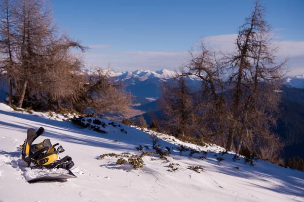 滑雪板在雪与阳光明媚的山和天空的背景在高山滑雪胜地 — 图库照片