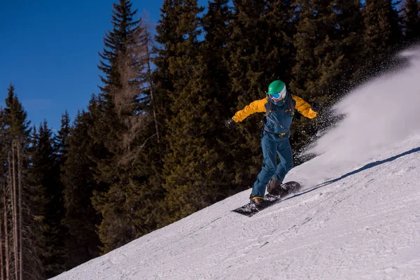 Jonge Freestyle Snowboarder Rennen Helling Rit Vrije Stijl Zonnige Winterdag — Stockfoto