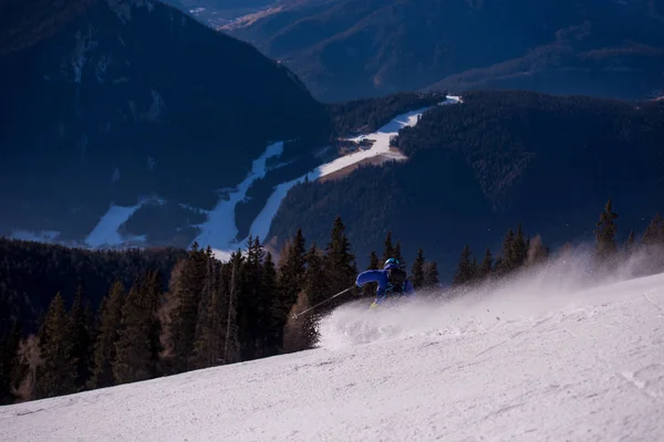 Junge Athletin Freestyle Skirennläuferin Beim Abfahrtslauf Wunderschöner Alpiner Landschaft Bei — Stockfoto