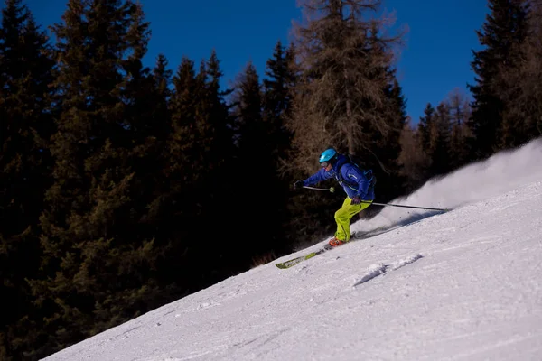 Jeune Athlète Freestyle Skieur Amuser Descendant Dans Beau Paysage Alpin — Photo