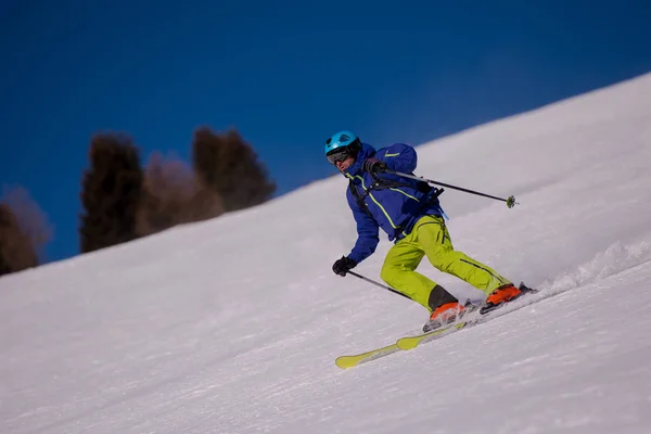 Fiatal Sportoló Freestyle Síelő Szórakozás Közben Fut Lefelé Gyönyörű Alpesi — Stock Fotó