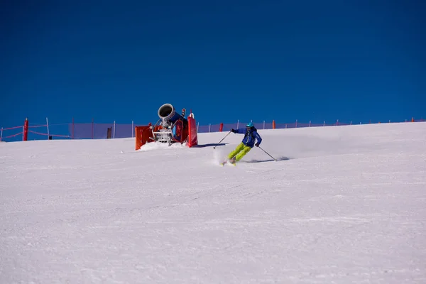 Jovem Atleta Estilo Livre Esquiador Divertindo Enquanto Corre Descendo Bela — Fotografia de Stock
