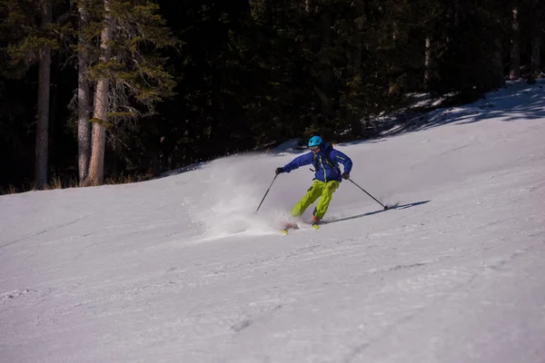 Jeune Athlète Freestyle Skieur Amuser Descendant Dans Beau Paysage Alpin — Photo