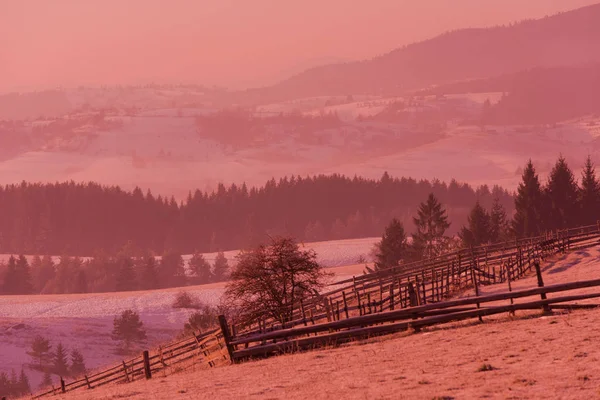 Zimní Krajina Malebných Čerstvý Sníh Proti Lila Fialové Obloze Dlouhými — Stock fotografie