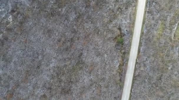 vue aérienne de la route de campagne au début de l'hiver 