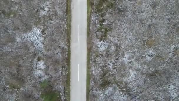 vue aérienne de la route de campagne au début de l'hiver 