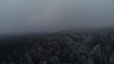 köy yolunda havadan görünümü üzerinde erken kış