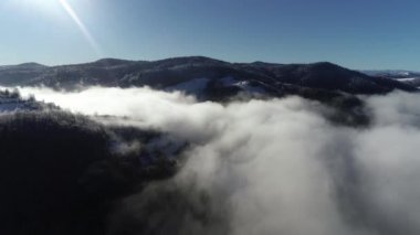 köy yolunda havadan görünümü üzerinde erken kış
