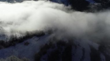 köy yolunda havadan görünümü üzerinde erken kış