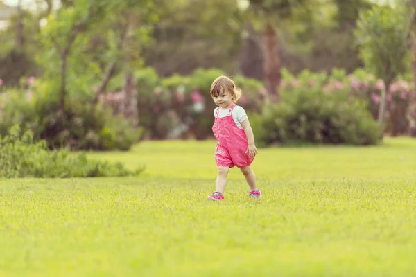 Giocoso Carino Bambina Allegramente Trascorrere Del Tempo Durante Corsa Nel — Foto Stock