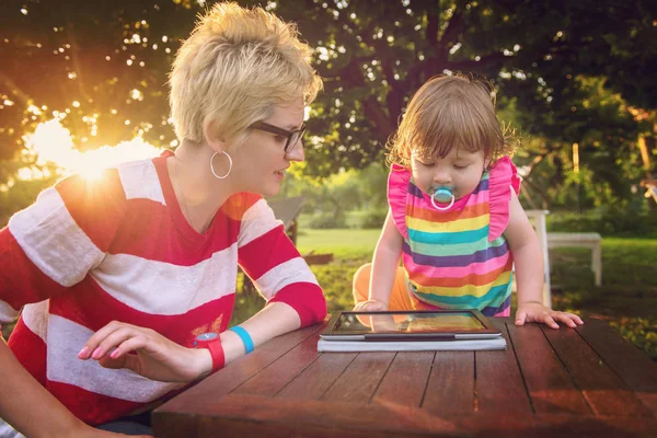 Happy Mother Her Little Daughter Enjoying Free Time Using Tablet — Stock Photo, Image