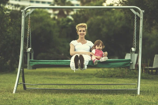 Una Hermosa Madre Joven Pequeña Hija Feliz Disfrutando Del Tiempo — Foto de Stock