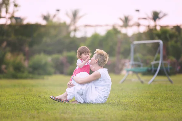 Joven Madre Linda Hijita Disfrutando Del Tiempo Libre Jugando Aire — Foto de Stock