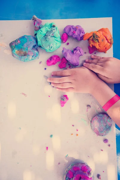 Kinderhände Spielen Mit Buntem Ton Auf Spielplatz Freien — Stockfoto