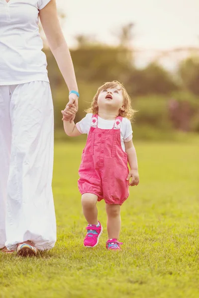 Ung Mamma Och Söta Lilla Dotter Åtnjuter Fri Tid Spelar — Stockfoto