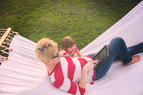 Happy Mother Her Little Daughter Enjoying Free Time Using Tablet — Stock Photo, Image