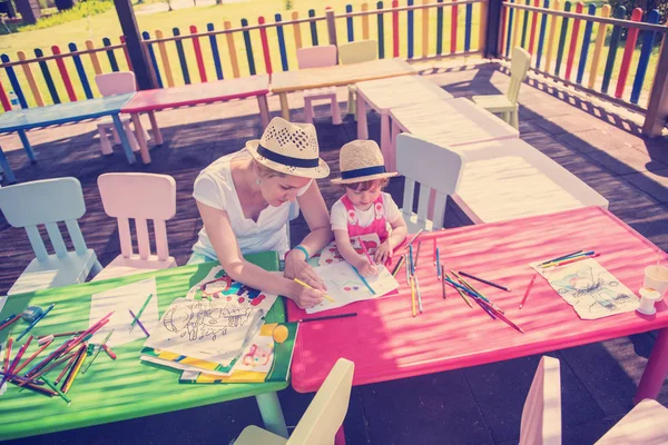 Jovem Mãe Sua Filhinha Alegremente Passar Tempo Juntos Usando Lápis — Fotografia de Stock