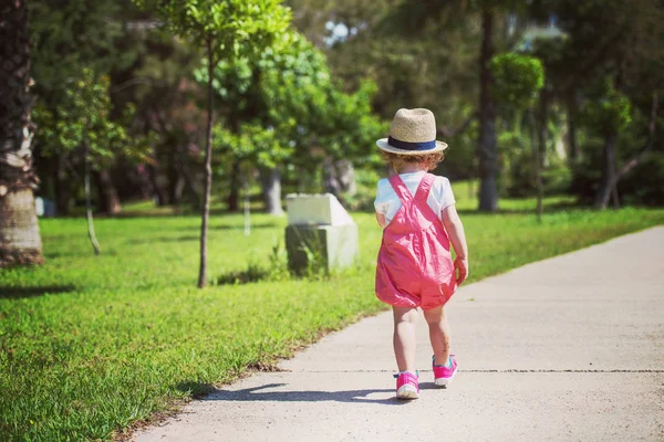 Nettes Kleines Mädchen Mit Hut Verbringt Fröhlich Zeit Beim Laufen — Stockfoto