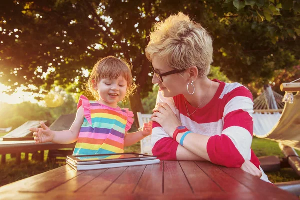 Happy Mother Her Little Daughter Enjoying Free Time Using Tablet — Stock Photo, Image