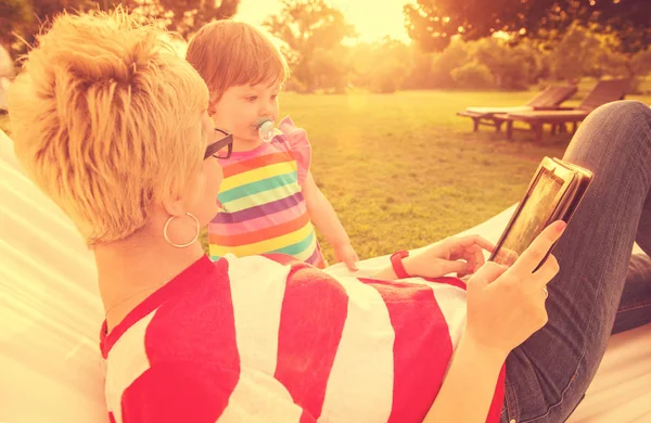 Mãe Feliz Sua Filhinha Desfrutando Tempo Livre Usando Computador Tablet — Fotografia de Stock