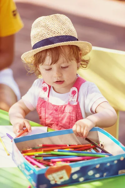 Cute Little Girl Wesoło Spędzać Czas Przy Użyciu Ołówka Kredki — Zdjęcie stockowe