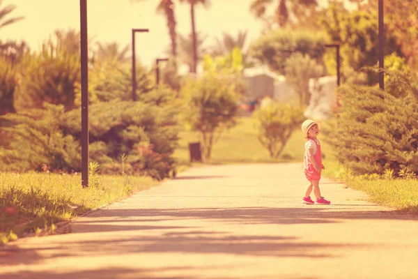 Милая Маленькая Девочка Шляпе Весело Проводит Время Время Бега Парке — стоковое фото