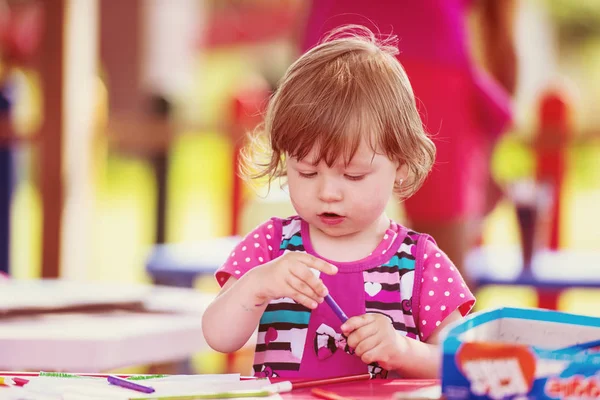 Linda Niña Alegre Pasar Tiempo Usando Lápiz Crayones Mientras Dibuja — Foto de Stock