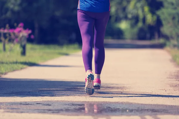 年轻运动的女跑步者训练马拉松跑在美丽的热带公园在阳光明媚的早晨 — 图库照片