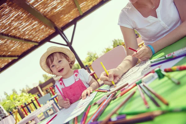 Młoda Matka Jej Little Córka Wesoło Spędzać Czas Razem Pomocą — Zdjęcie stockowe