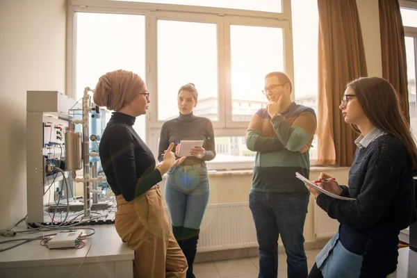 Gruppe Von Studentinnen Die Technische Berufspraxis Mit Jungen Muslimischen Lehrerinnen — Stockfoto