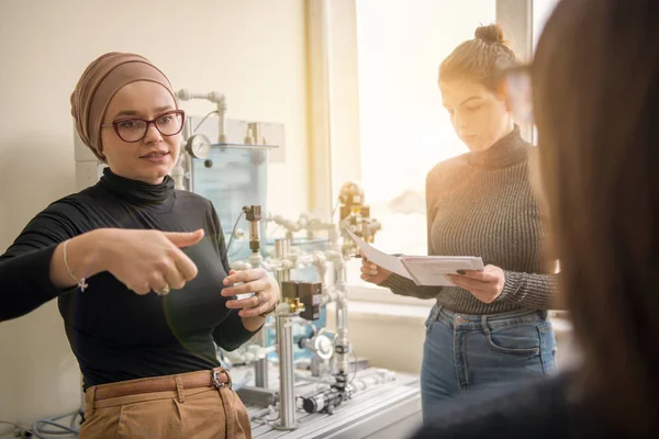 Gruppo Studenti Che Praticano Pratica Tecnica Professionale Con Giovani Donne — Foto Stock