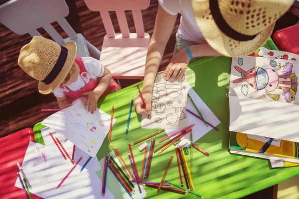 Giovane Madre Sua Piccola Figlia Trascorrono Allegramente Del Tempo Insieme — Foto Stock