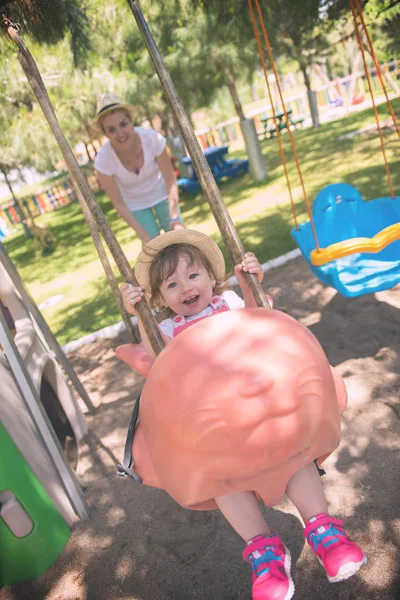 Giovane Madre Sua Piccola Figlia Sorridendo Insieme Mentre Oscillano Parco — Foto Stock